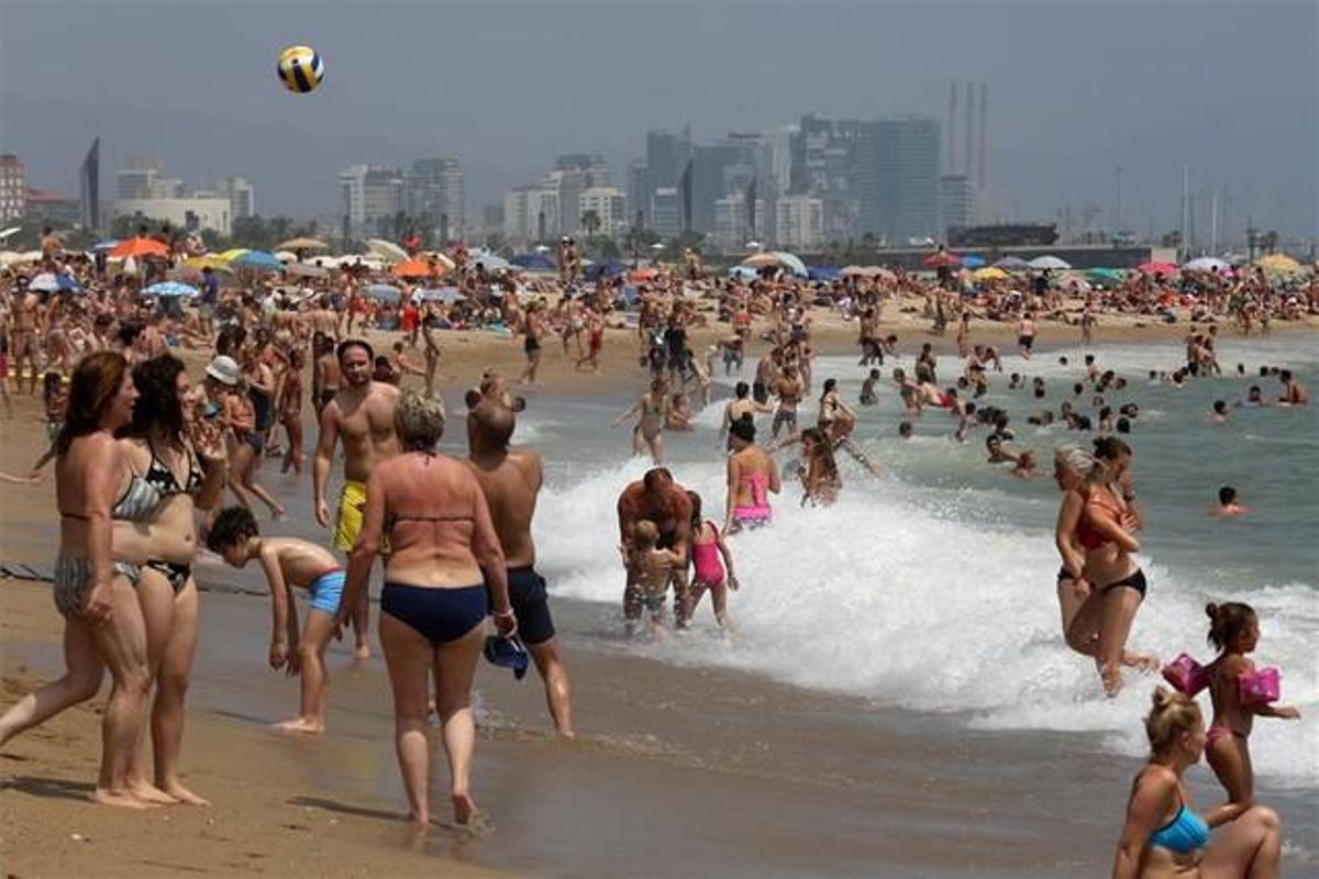 La playa de la Barceloneta. La playa de la Barceloneta.