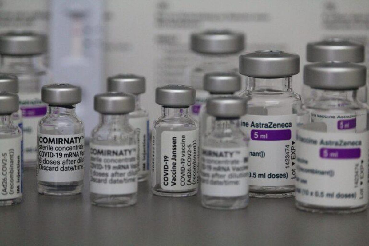 Madrid tiene que devolver dosis de AstraZeneca y paraliza primeras dosis de Pfizer Madrid tiene que devolver dosis de AstraZeneca y paraliza primeras dosis de Pfizer