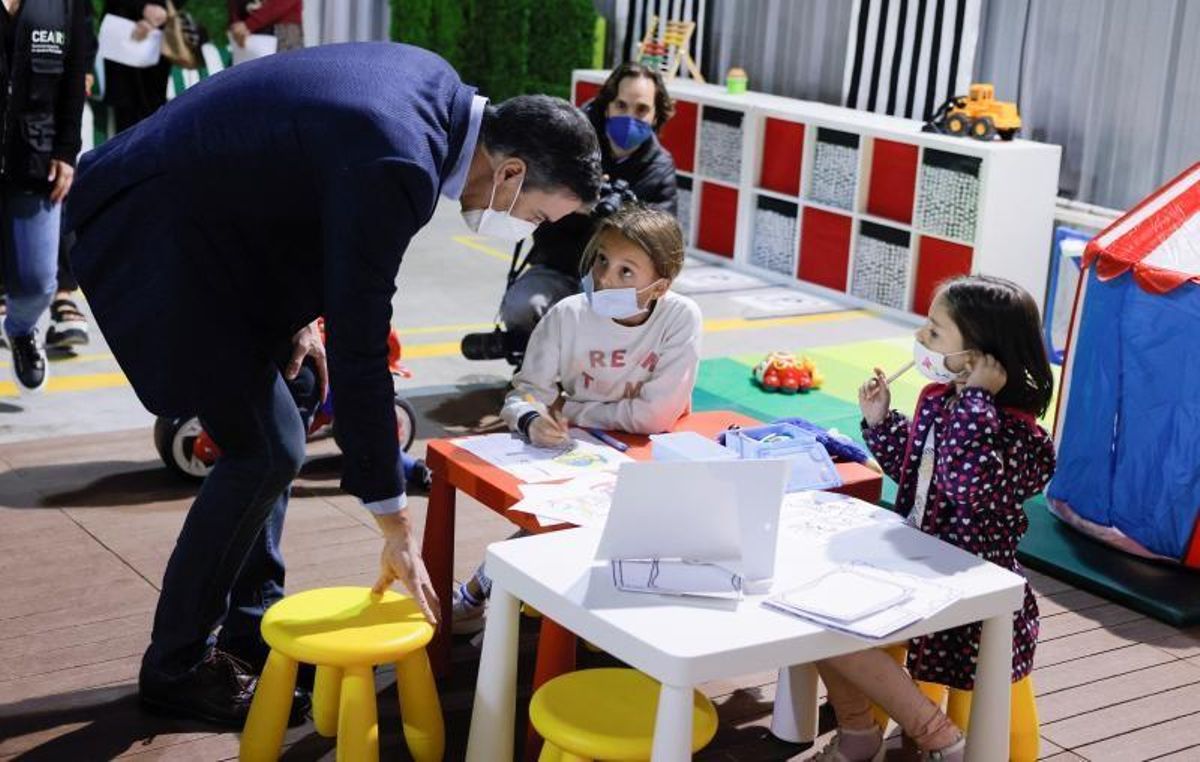 El presidente del Gobierno, Pedro Sánchez, habla con niños ucranianos en el centro de acogida de refugiados de Málaga, este 20 de abril de 2022. El presidente del Gobierno, Pedro Sánchez, habla con niños ucranianos en el centro de acogida de refugiados de Málaga, este 20 de abril de 2022.