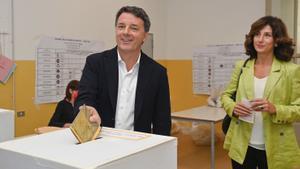 Renzi deposita su voto para las elecciones generales de Italia