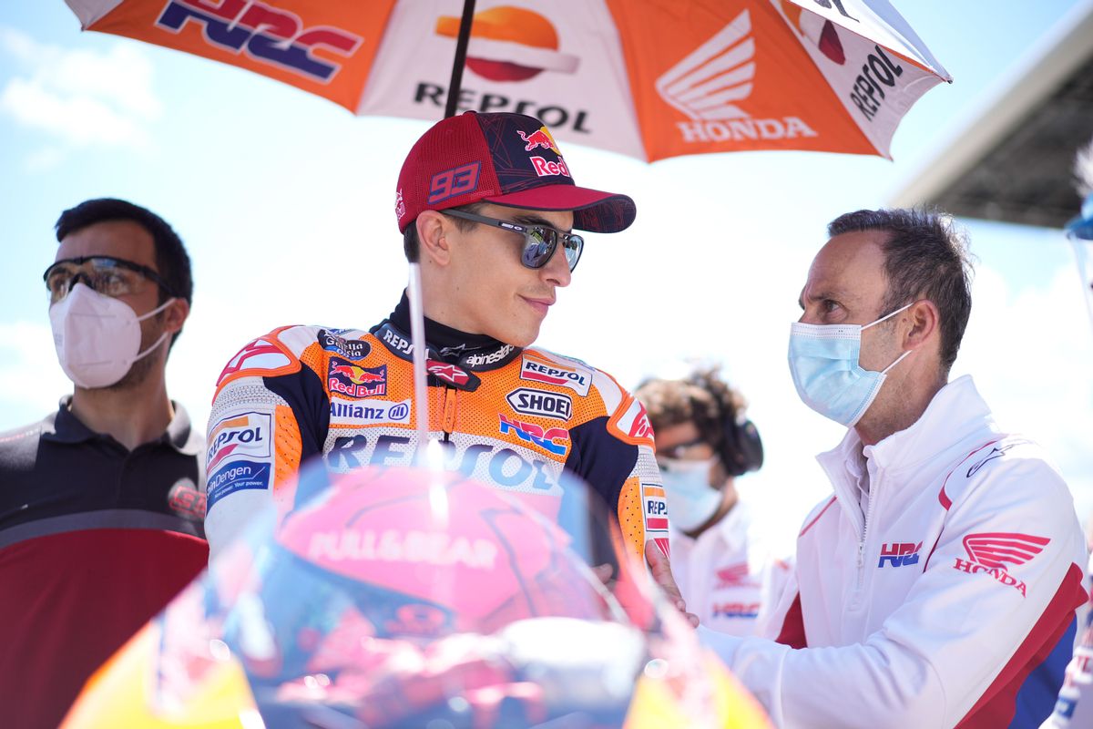 Marc Márquez (Honda), en la parrilla de Mugello, flanqueado por su asistentes José Luis Martínez (a la izquierda) y su jefe Alberto Puig. Marc Márquez (Honda), en la parrilla de Mugello, flanqueado por su asistentes José Luis Martínez (a la izquierda) y su jefe Alberto Puig.