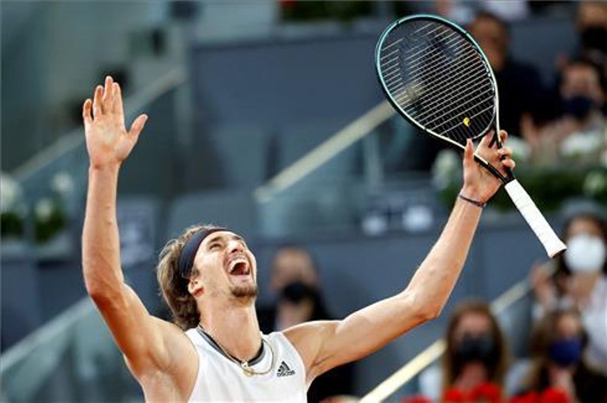 Zverev celebra su victoria en Madrid. Zverev celebra su victoria en Madrid.