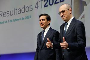 El presidente del BBVA, Carlos Torres Vila, y el consejero delegado, Onur Genç