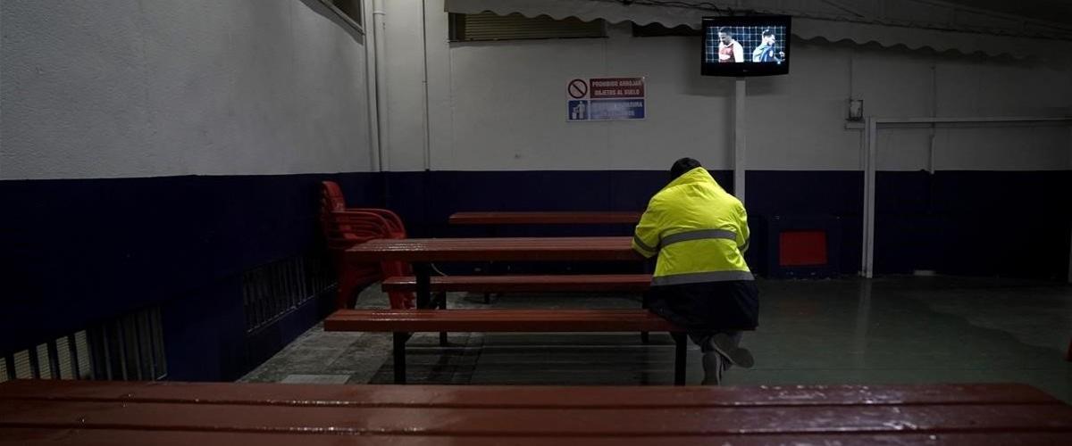 Un camionero cena en el área de servicio de Alfajarín (Zaragoza). Un camionero cena en el área de servicio de Alfajarín (Zaragoza).