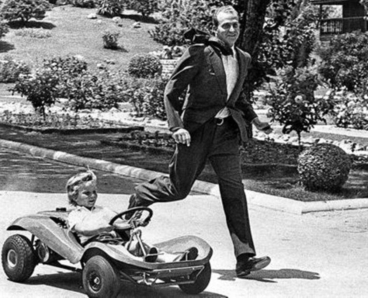El Rey juega con su hijo en los jardines de su residencia oficial, en octubre de 1975. El Rey juega con su hijo en los jardines de su residencia oficial, en octubre de 1975.