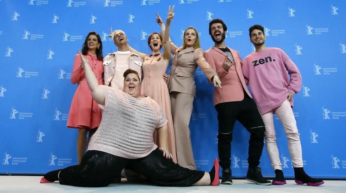 El director de ’Pieles’, Eduardo Casanova posa con parte del equipo de la película entre ellos las actrices Macarena Gomez está a su izquierda, Itziar Castro, en el centro, y Ana Polvorosa a su derecha. El director de ’Pieles’, Eduardo Casanova posa con parte del equipo de la película entre ellos las actrices Macarena Gomez está a su izquierda, Itziar Castro, en el centro, y Ana Polvorosa a su derecha.
