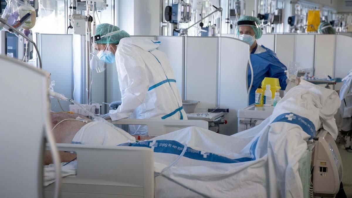 UCI para pacientes con covid en el edificio Garbí del Parc Sanitari Pere Virgili, que depende del Hospital Vall d’Hebron, en Barcelona. UCI para pacientes con covid en el edificio Garbí del Parc Sanitari Pere Virgili, que depende del Hospital Vall d’Hebron, en Barcelona.