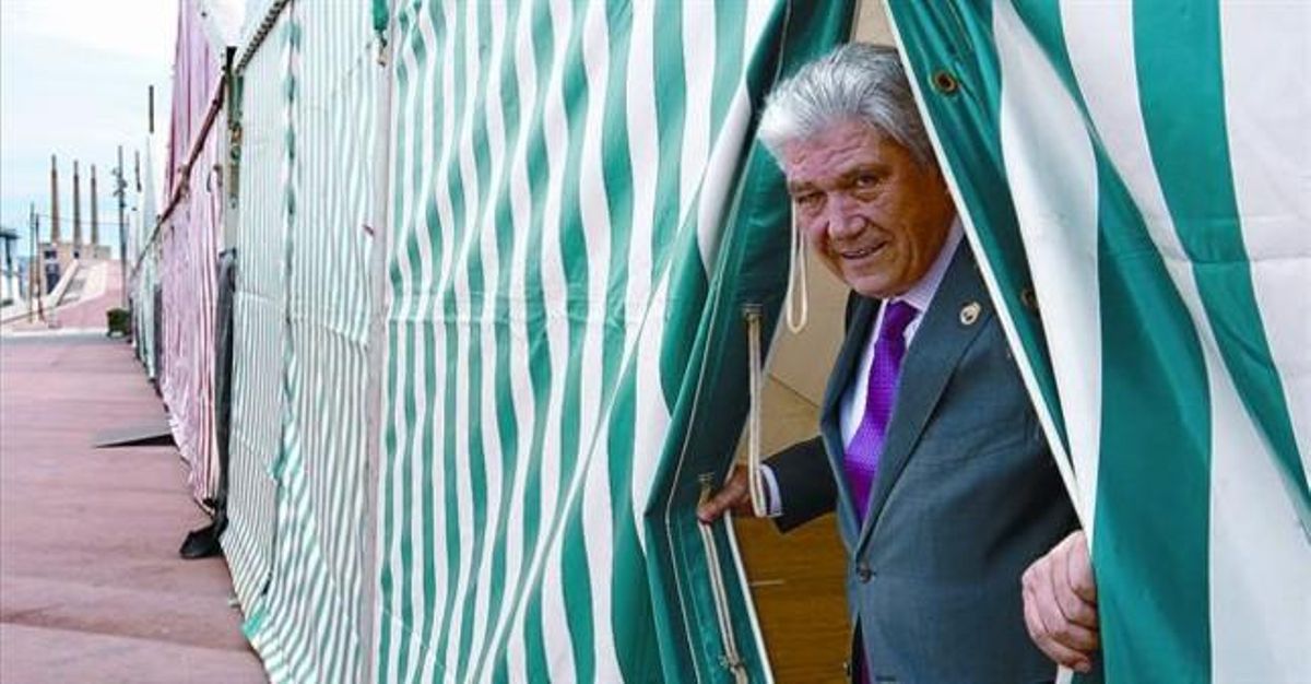 Francisco García Prieto, ante las nuevas lonas verdiblancas y rojiblancas de la Feria de Abril, instaladas en el recinto del Fòrum en el 2011. Francisco García Prieto, ante las nuevas lonas verdiblancas y rojiblancas de la Feria de Abril, instaladas en el recinto del Fòrum en el 2011.