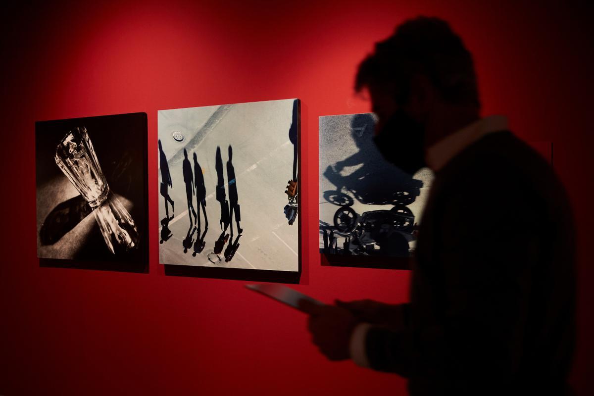Exposición ’Els Català, fotògrafs d’un segle’. Andreu Català, hijo de Francesc Català-Roca, comenta la muestra.