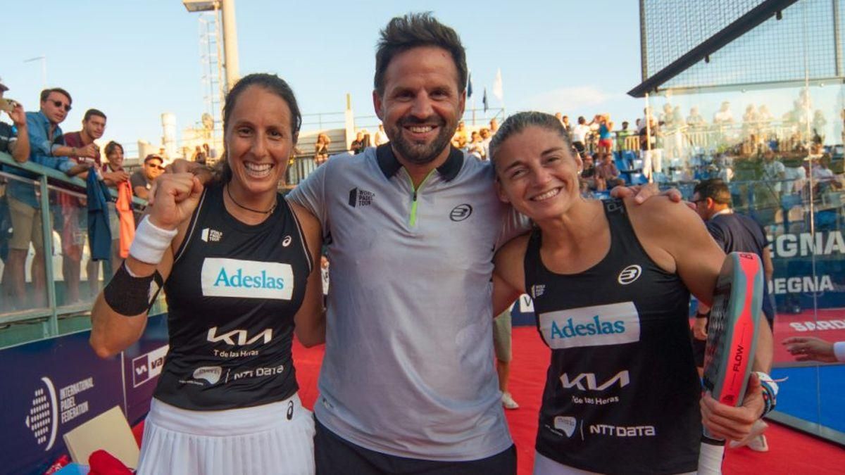 Gemma Triay y Alejandra Salazar celebran su triunfo en Cerdeña junto a su entrenador Rodrigo Ovide. Gemma Triay y Alejandra Salazar celebran su triunfo en Cerdeña junto a su entrenador Rodrigo Ovide.