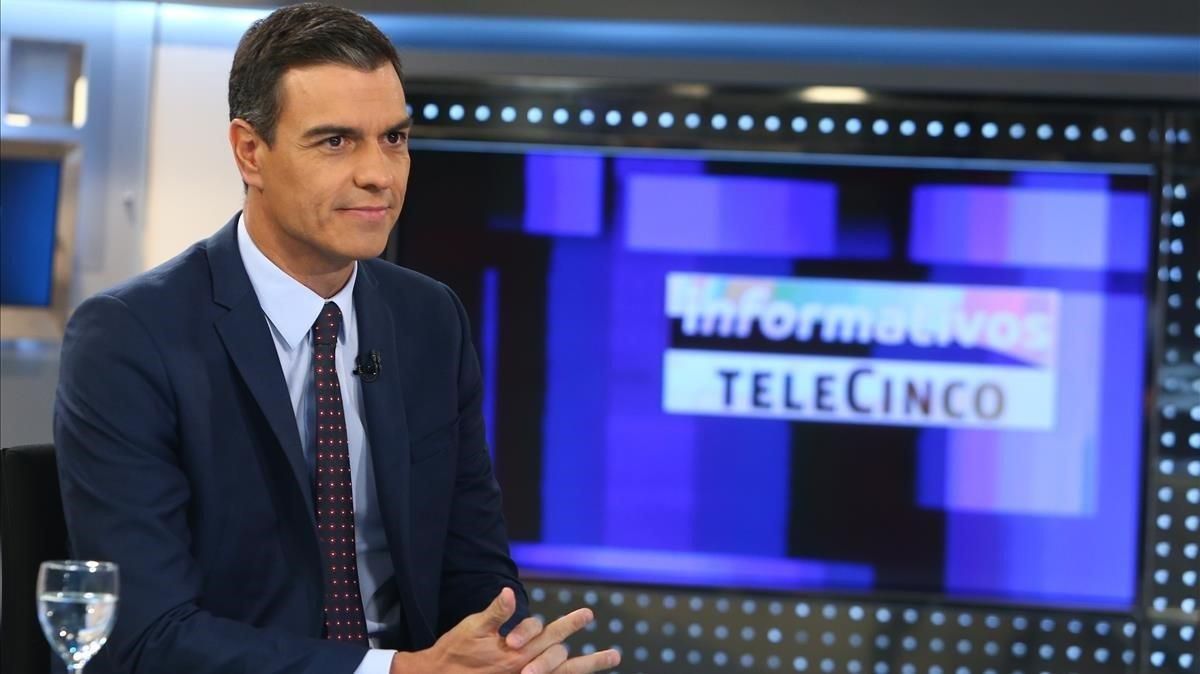 Pedro Sánchez, durante la entrevista en Telecinco, este jueves. Pedro Sánchez, durante la entrevista en Telecinco, este jueves.