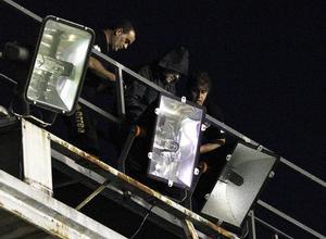 Los electricistas intentan arreglar la iluminación del estadio de Vallecas, este domingo.