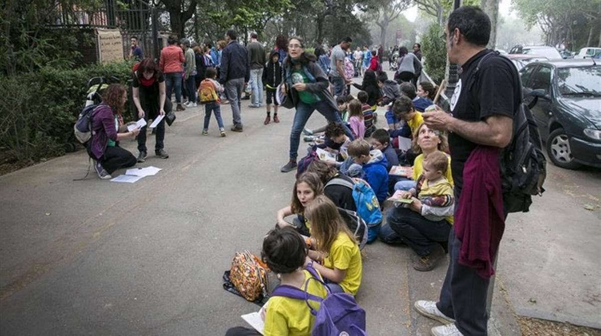 Padres de la Escola del Bosc protestan el primer día de las pruebas de tercero de primaria.