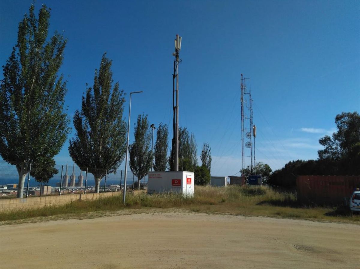 Antenas de telefonía instaladas sin contrato junto a la comisaría de la Guardia Urbana de Badalona. Antenas de telefonía instaladas sin contrato junto a la comisaría de la Guardia Urbana de Badalona.