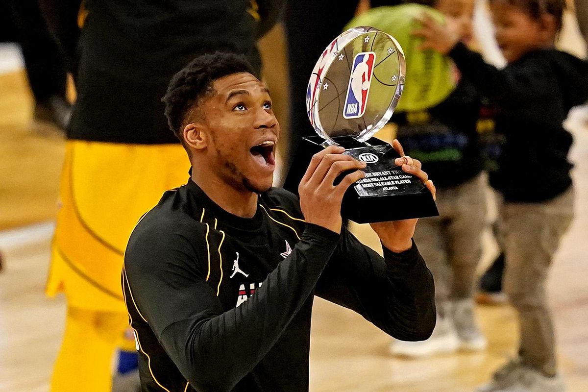 El griego Antetokounmpo sostiene el trofeo de MVP del All Star tras el partido El griego Antetokounmpo sostiene el trofeo de MVP del All Star tras el partido