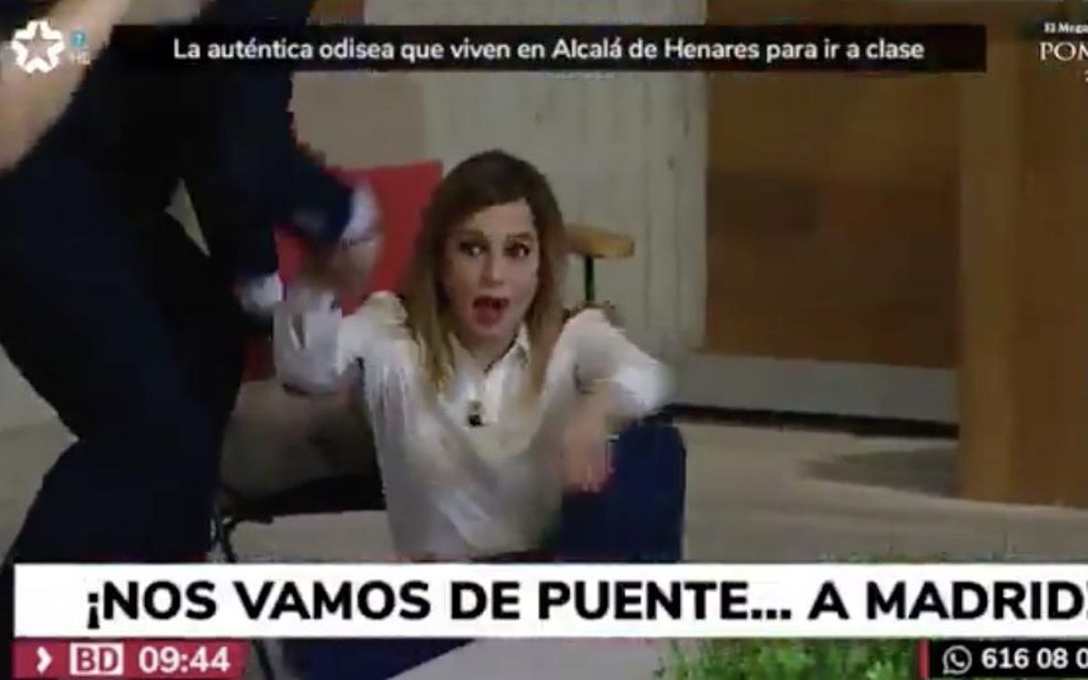 La presentadora del tiempo de Telemadrid se cae al suelo de culo por intentar imitar la patada de Bisbal La presentadora del tiempo de Telemadrid se cae al suelo de culo por intentar imitar la patada de Bisbal