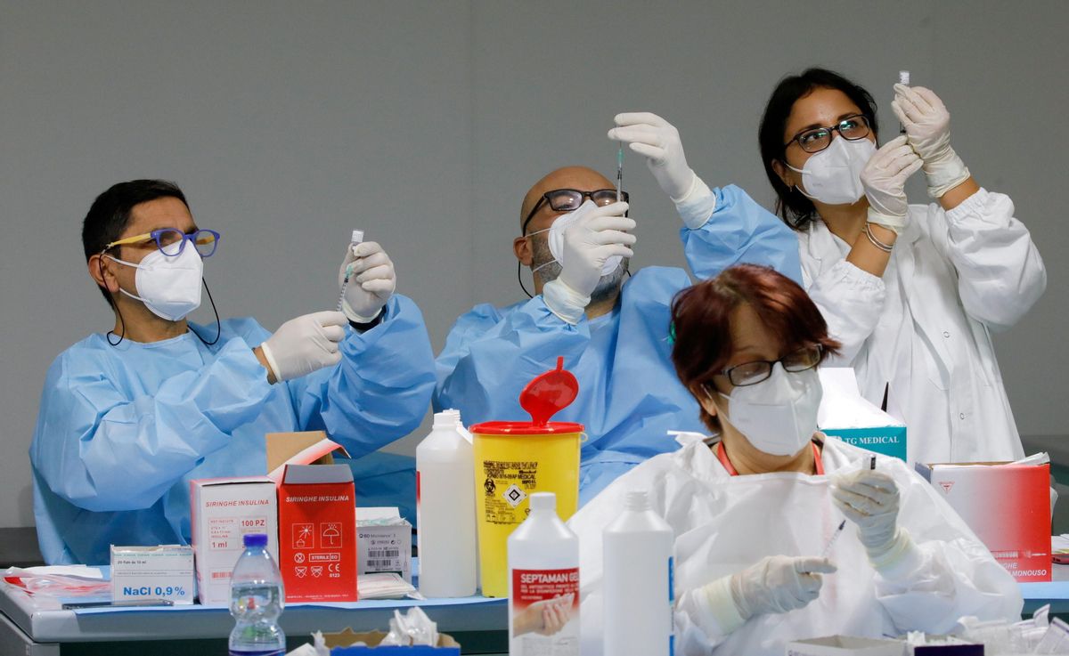 Sanitarios preparan dosis de Pfizer-Biontech en una jornada de vacunación contra el covid en Napoles. Sanitarios preparan dosis de Pfizer-Biontech en una jornada de vacunación contra el covid en Napoles.