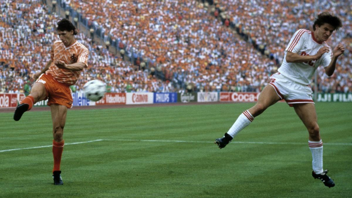 Marco van Basten conecta ante Litovchenko la volea que acabó en uno de los mejores goles de la historia de la Eurocopa. Marco van Basten conecta ante Litovchenko la volea que acabó en uno de los mejores goles de la historia de la Eurocopa.