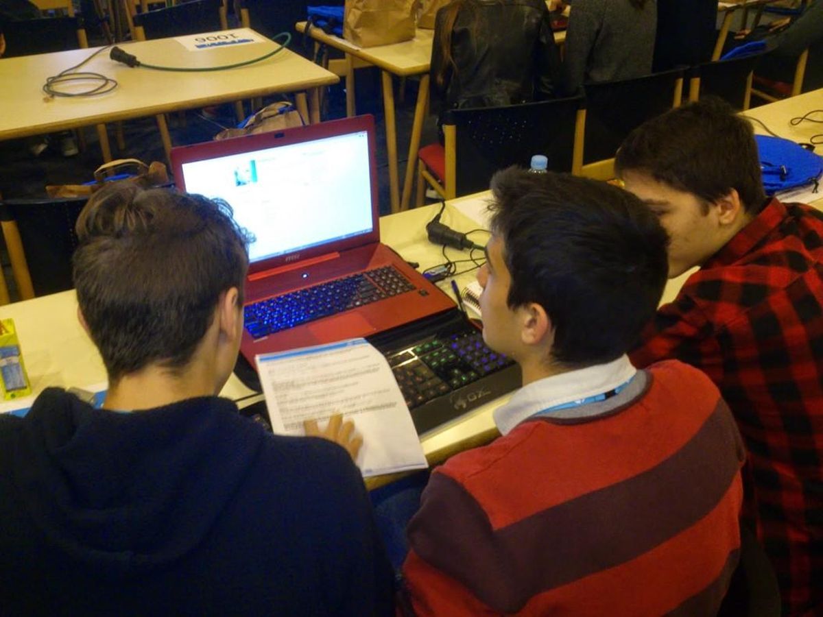 Alumnos de educación secundaria de la Escola Pia Santa Anna de Mataró. Alumnos de educación secundaria de la Escola Pia Santa Anna de Mataró.