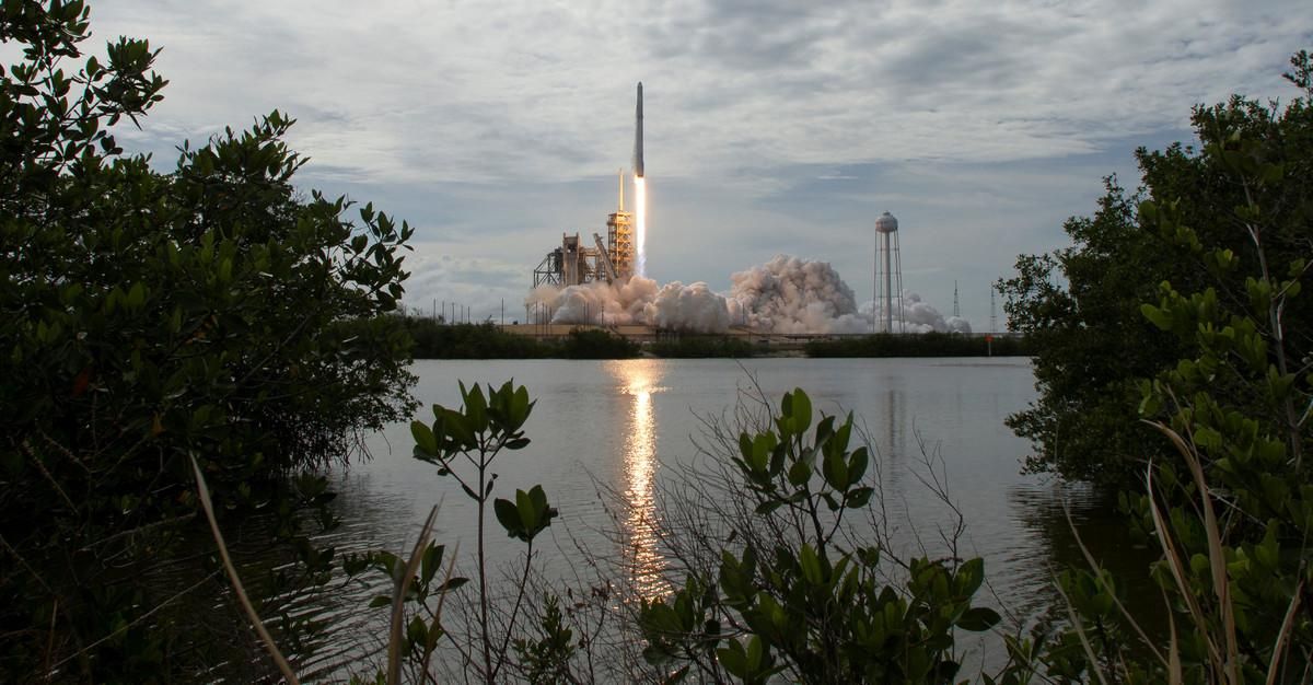 El proyecto de Elon Musk lo inaugura el satélite español Paz, construido por la agencia estatal Hisdesat. El proyecto de Elon Musk lo inaugura el satélite español Paz, construido por la agencia estatal Hisdesat.
