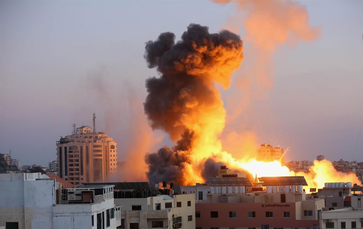 Una explosión causada por los ataques aéreos israelíes en el complejo de Ansar, en medio del recrudecimiento de la violencia israelí-palestina. Una explosión causada por los ataques aéreos israelíes en el complejo de Ansar, en medio del recrudecimiento de la violencia israelí-palestina.