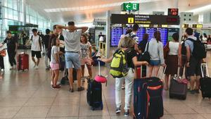 Pasajeros, en el aeropuerto de Barcelona-El Prat, en el primer día de huelga del personal de tierra de Iberia. 