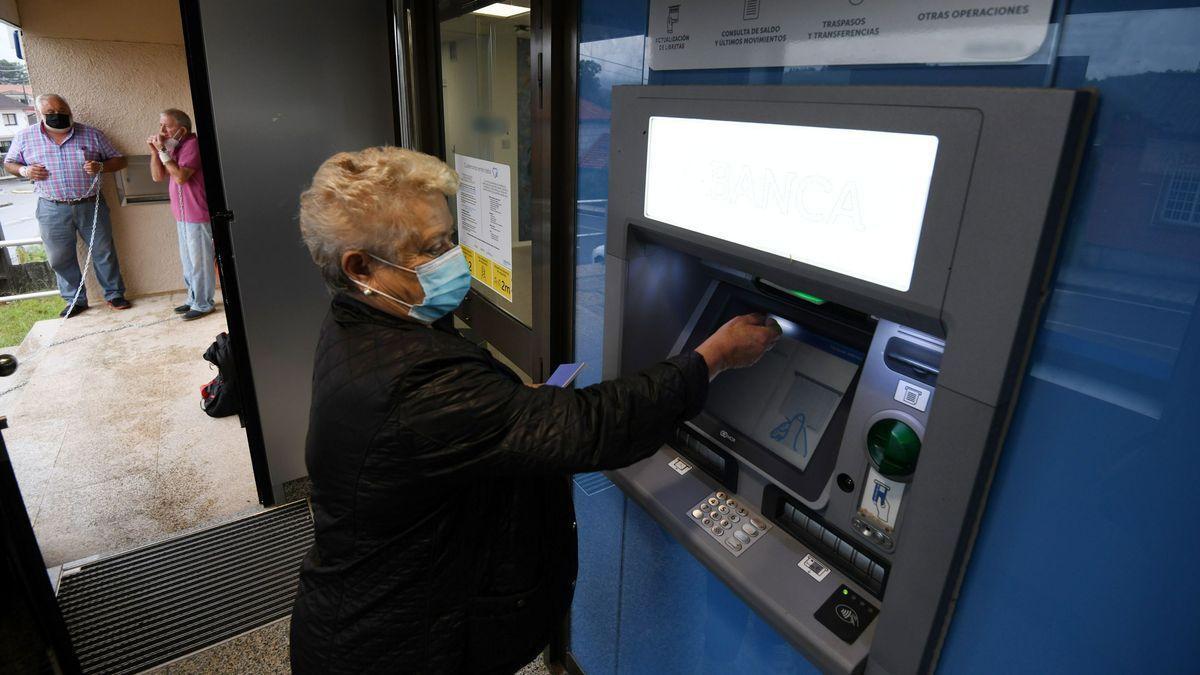 "Nadie nos atiende". La digitalización de las oficinas bancarias golpea a los mayores