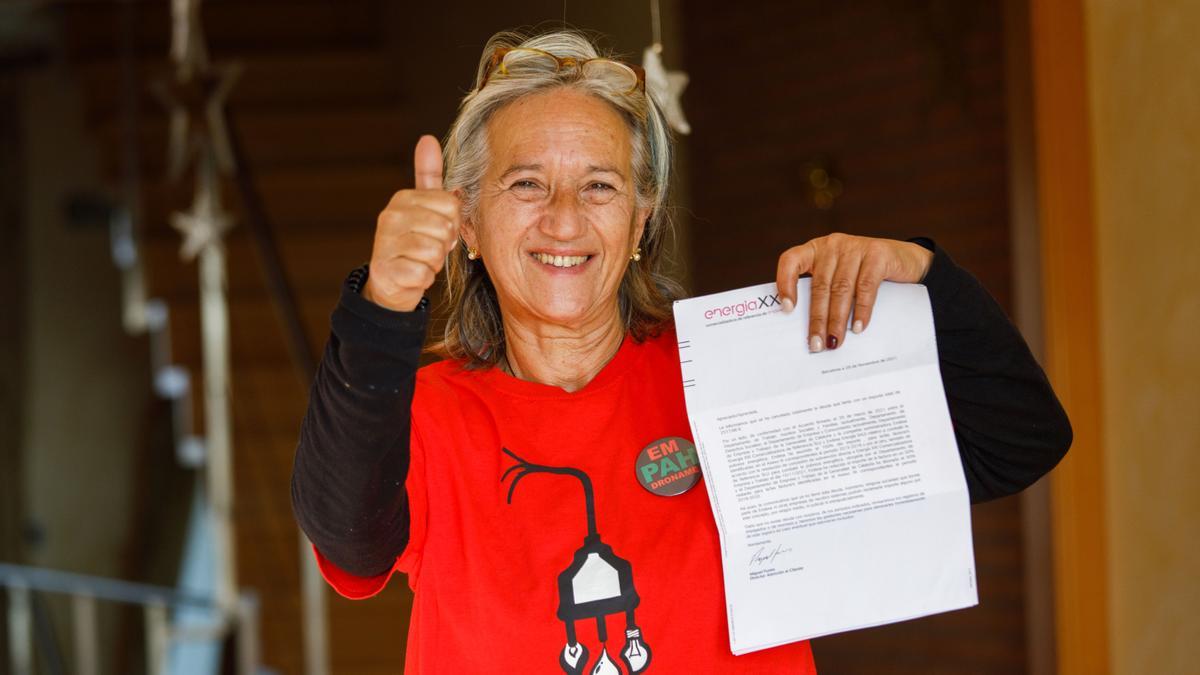 Patricia García celebra la llegada de la carta que le condona su deuda con Endesa.