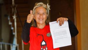 Patricia García celebra la llegada de la carta que le condona su deuda con Endesa.