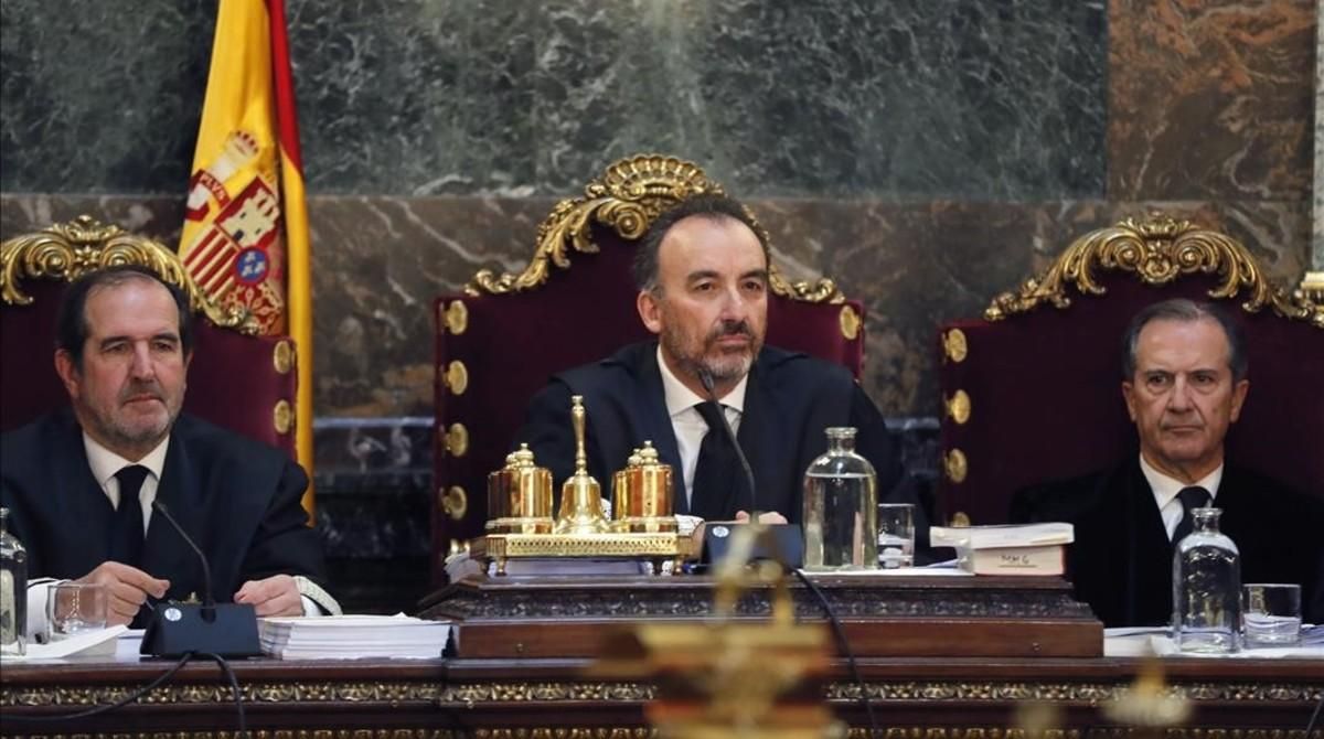 Los tres magistrados del Tribunal Supremo que compusieron la vista del ’caso Nóos’. De izquierda a derecha: Andrés Martínez Arrieta, Manuel Marchena y Miguel Colmenero. Los tres magistrados del Tribunal Supremo que compusieron la vista del ’caso Nóos’. De izquierda a derecha: Andrés Martínez Arrieta, Manuel Marchena y Miguel Colmenero.