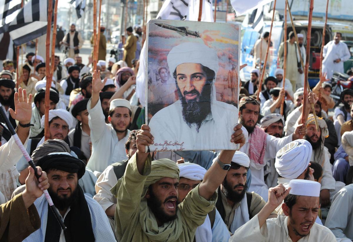 Foto de archivo de una concentración de apoyo a Bin Laden de pro-talibanes tras la muerte del terrorista saudí.