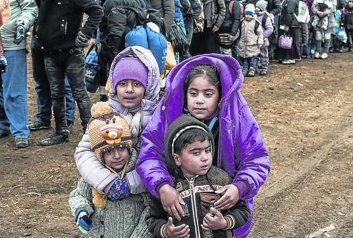 Un grupo de niños, en la frontera de Macedonia con Serbia. Un grupo de niños, en la frontera de Macedonia con Serbia.