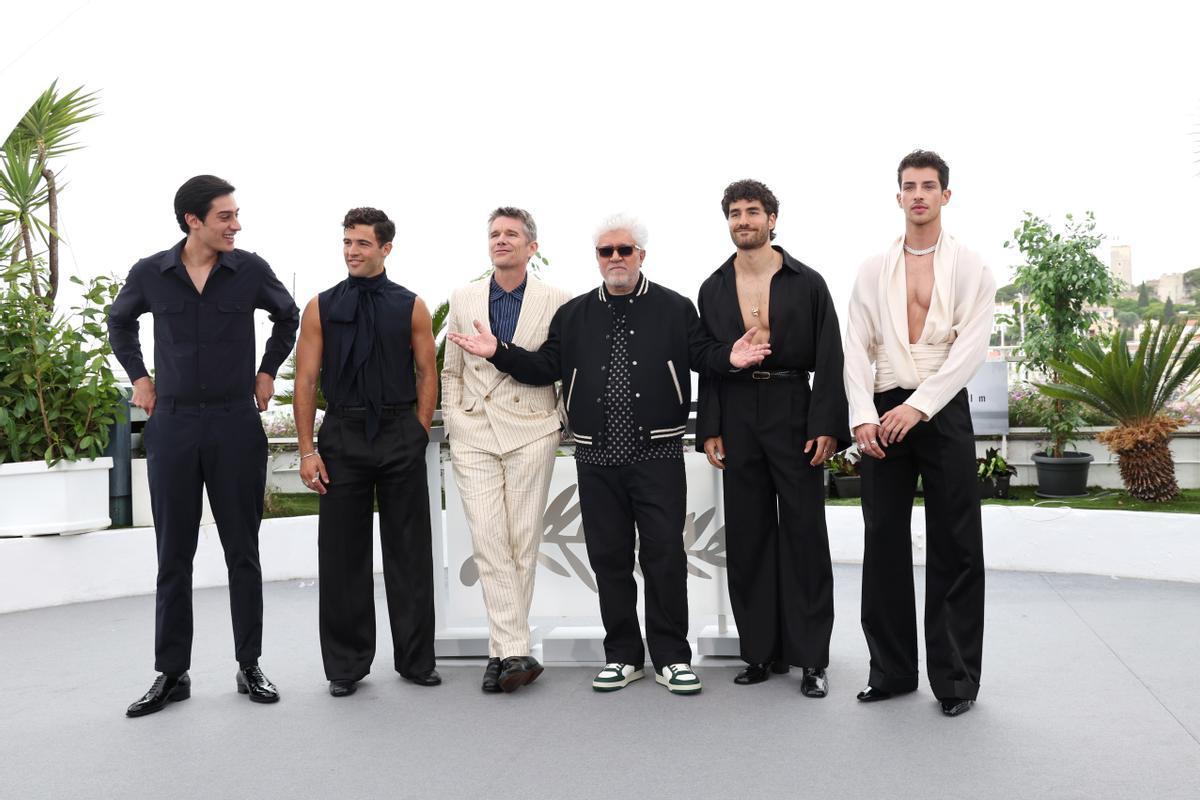 Los actores George Steane, Jason Fernández y Ethan Hawke con el director Pedro Almodóvar y los también intérpretes Jose Condessa y Manu Ríos, en Cannes