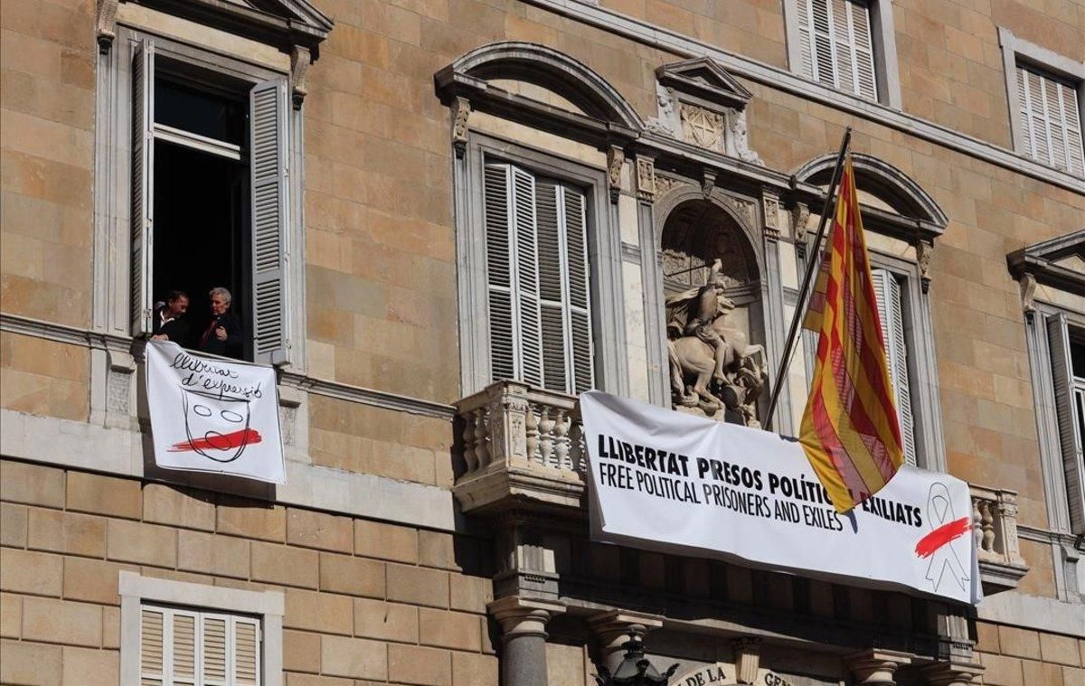 Las dos nuevas pancartas en la fachada de la Generalitat. Las dos nuevas pancartas en la fachada de la Generalitat.