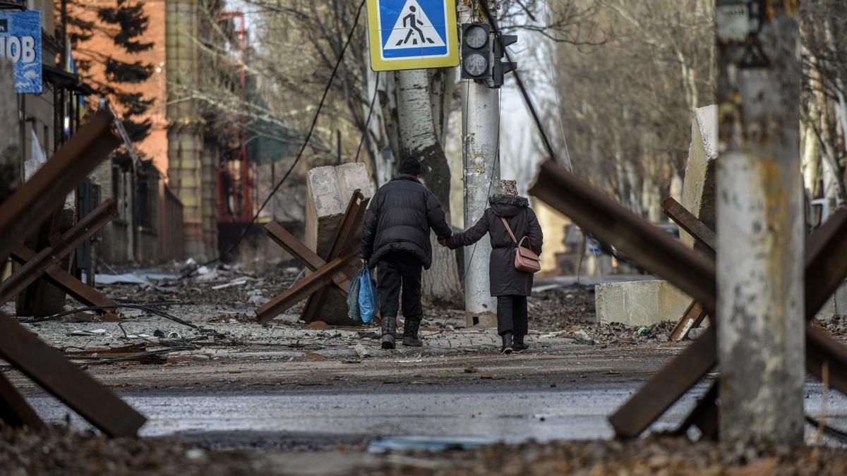 Gente en las calles de Bahkmut, en la región de Donetsk, en el este de Ucrania.