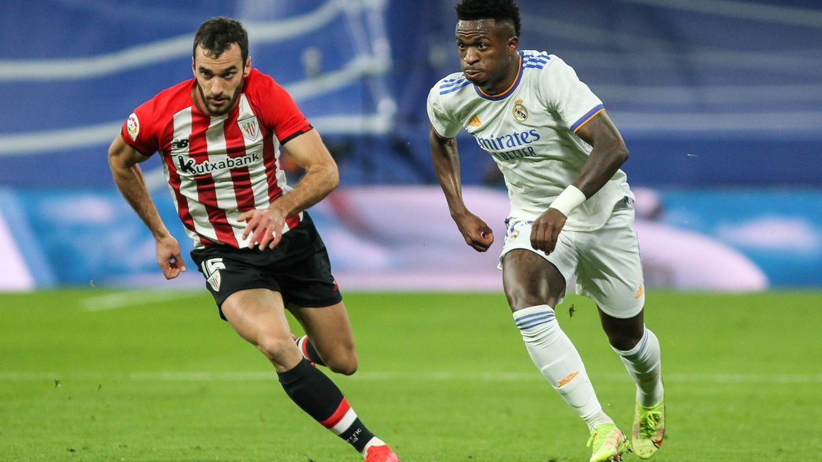 Vinicius inicia una acción de ataque en presencia de Lekue. Vinicius inicia una acción de ataque en presencia de Lekue.