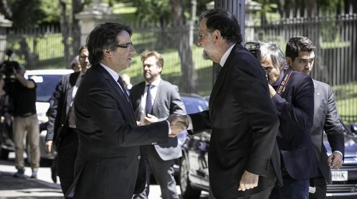 Carles Puigdemont y Mariano Rajoy se saludan este viernes, en Barcelona, antes de la inauguración del Salón de Automóvil de Barcelona. Carles Puigdemont y Mariano Rajoy se saludan este viernes, en Barcelona, antes de la inauguración del Salón de Automóvil de Barcelona.