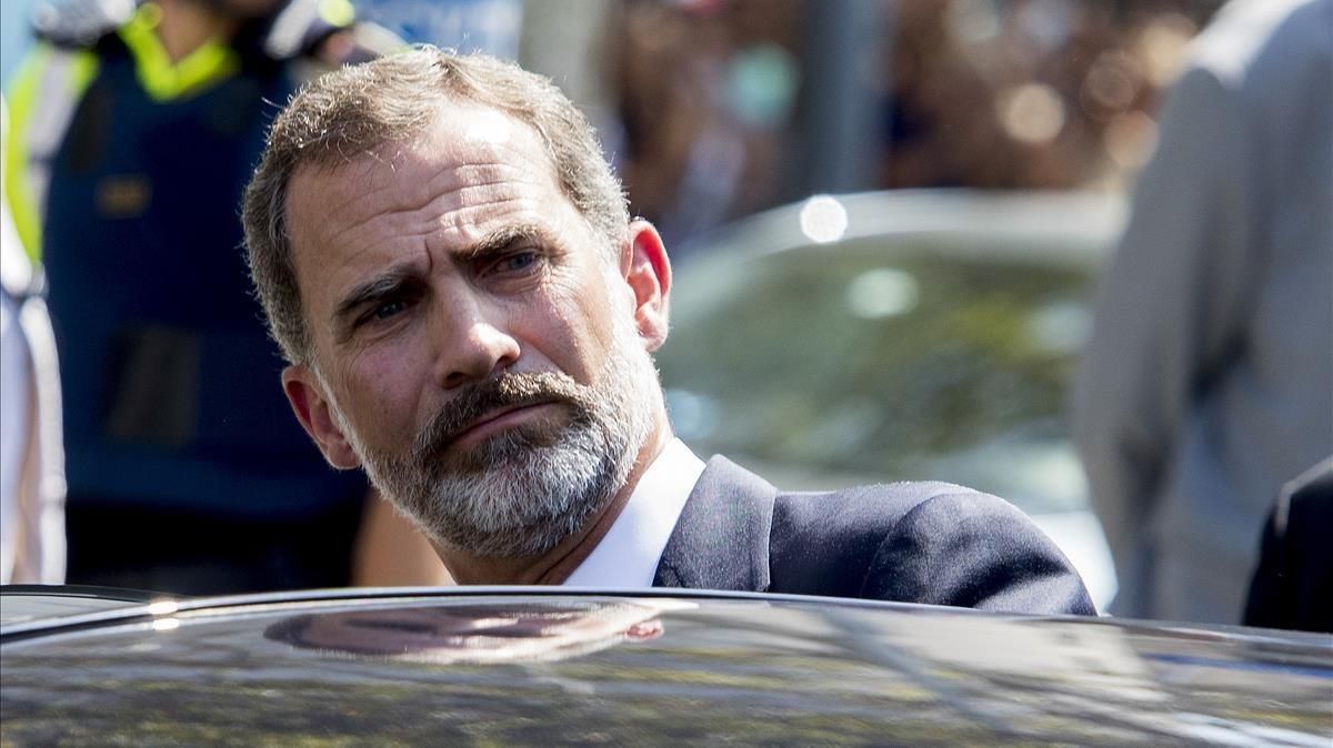 Felipe VI, en la plaça de Catalunya, el día del minuto de silencio por las víctimas del 17-A. Felipe VI, en la plaça de Catalunya, el día del minuto de silencio por las víctimas del 17-A.