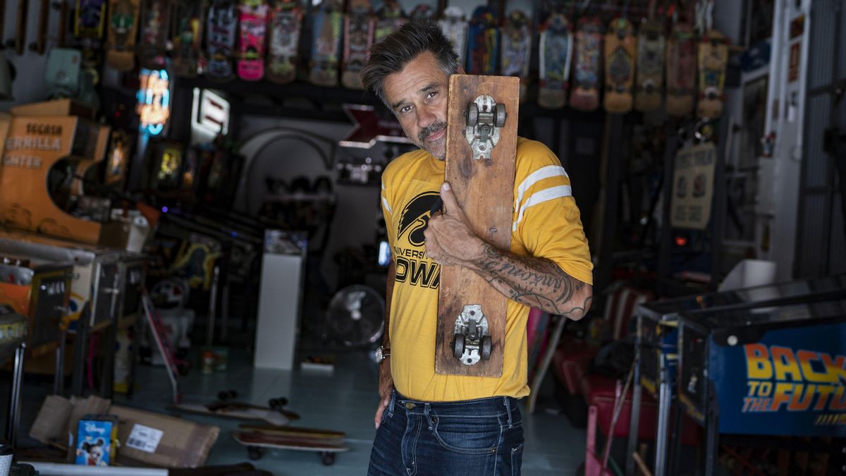 Sören Manzoni muestra un skate que apareció en la película ’Regreso al futuro’, en su museo-garaje del Poblenou. Sören Manzoni muestra un skate que apareció en la película ’Regreso al futuro’, en su museo-garaje del Poblenou.