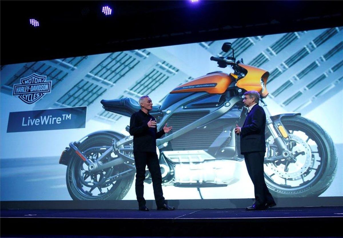 Marc McAllister, vicepresidente de Harley-Davidson, junto Tom Gebhardt, presidente y consejero delegado de Panasonic Norteamérica, hablando de la moto eléctrica Harley-Davidson LiveWire en el CES de Las Vegas. Marc McAllister, vicepresidente de Harley-Davidson, junto Tom Gebhardt, presidente y consejero delegado de Panasonic Norteamérica, hablando de la moto eléctrica Harley-Davidson LiveWire en el CES de Las Vegas.