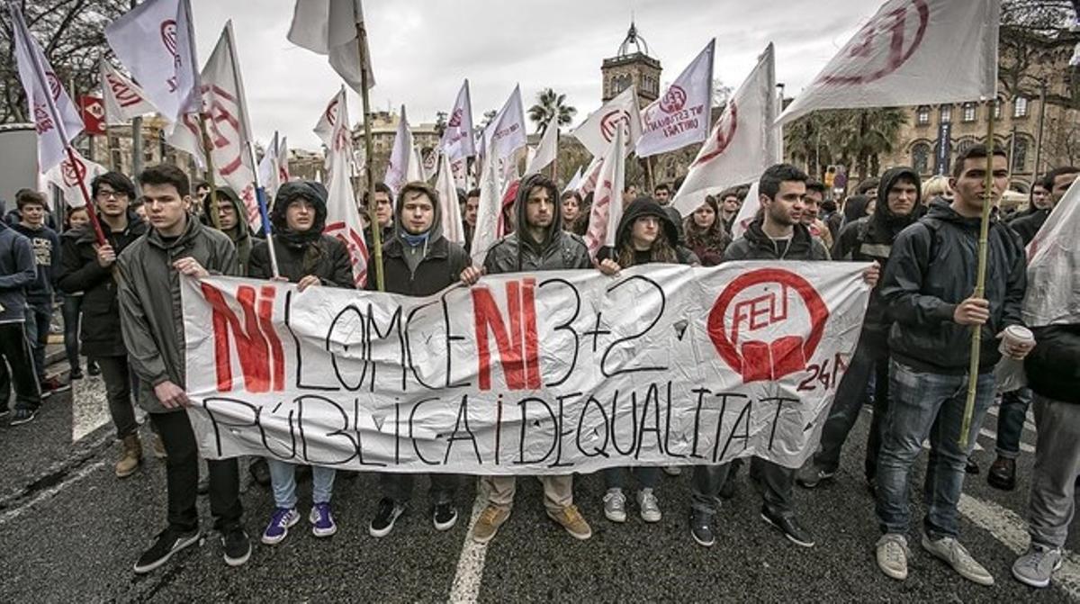 Manifestación de estudiantes universitarios en contra del decreto del 3+2, por las calles de Barcelona.