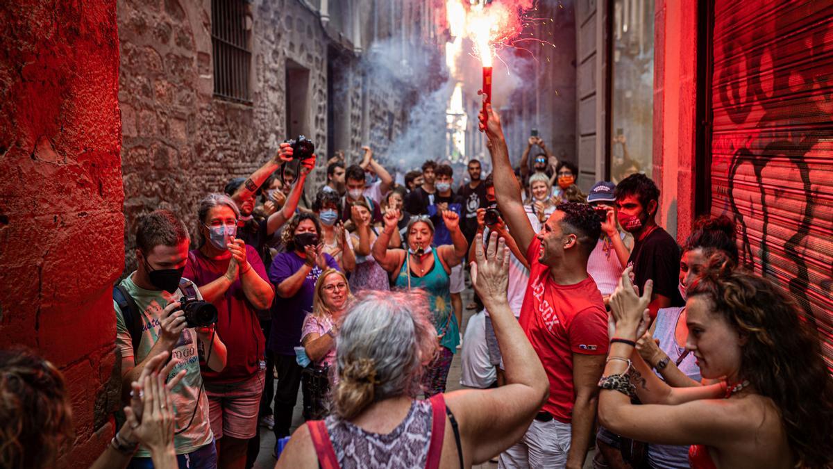 Celebración vecinal tras la paralización de un desahucio, este septiembre en el Gòtic.