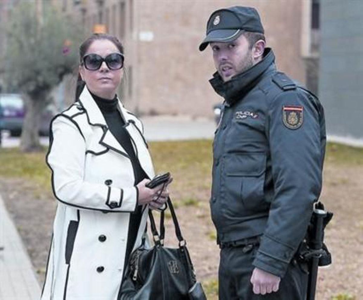 Alfonsa Reinoso, el pasado viernes, en la comisaría de la Verneda, en Barcelona. Alfonsa Reinoso, el pasado viernes, en la comisaría de la Verneda, en Barcelona.