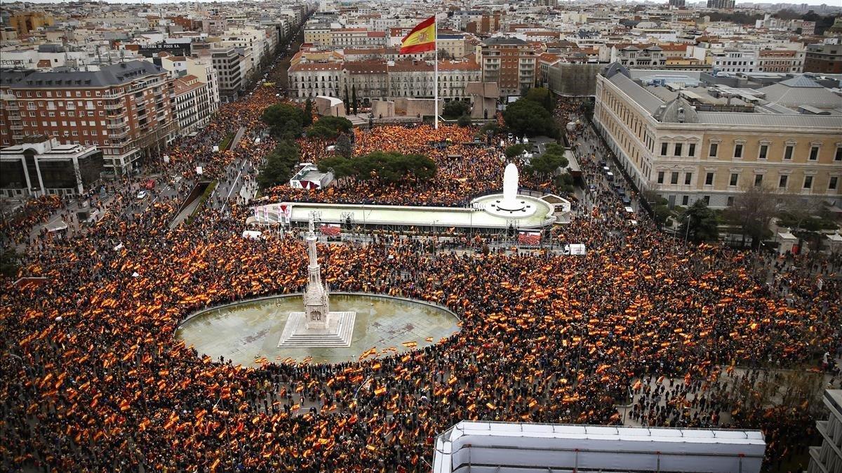 Vista desde la calle de Génova de la manifestación en la plaza de Colón de Madrid.