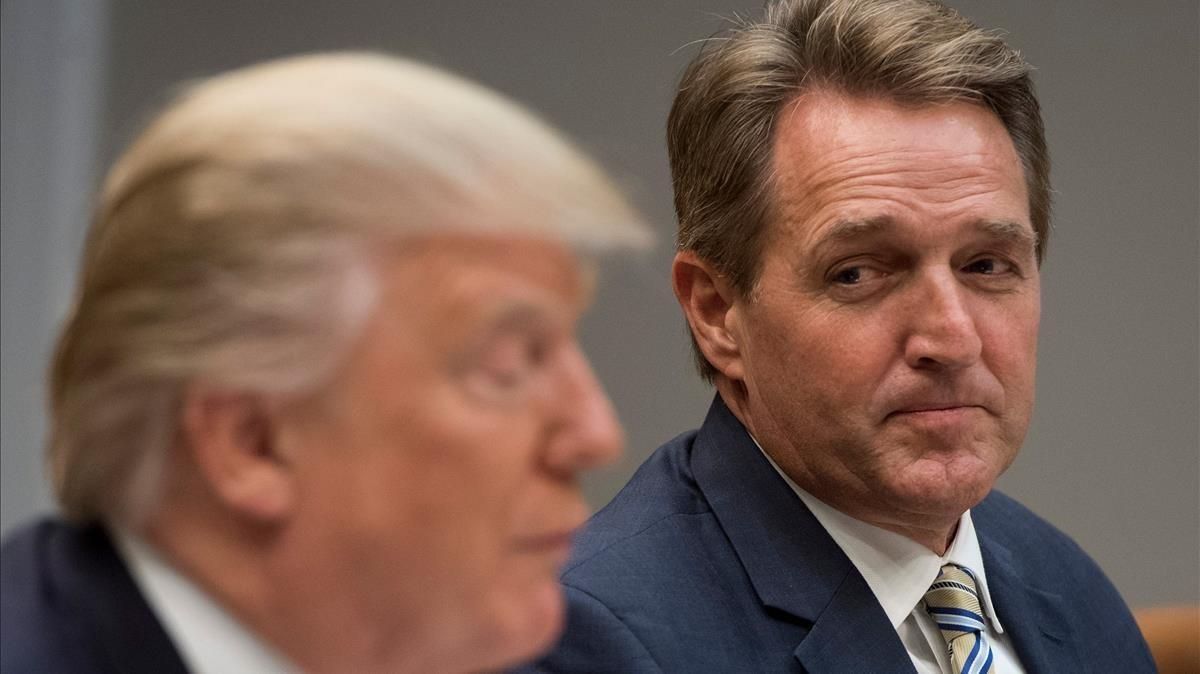 Flake (derecha) junto a Trump, en un almuerzo con otros senadores republicanos, en la Casa Blanca, el 5 de diciembre del 2017. Flake (derecha) junto a Trump, en un almuerzo con otros senadores republicanos, en la Casa Blanca, el 5 de diciembre del 2017.