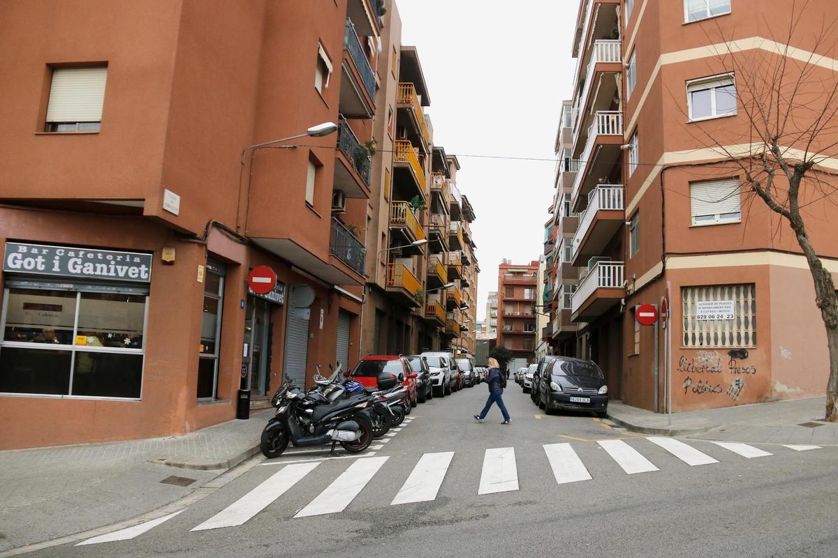 A pedradas y ladrillazos pelea entre ocupas en plena calle en Mataró