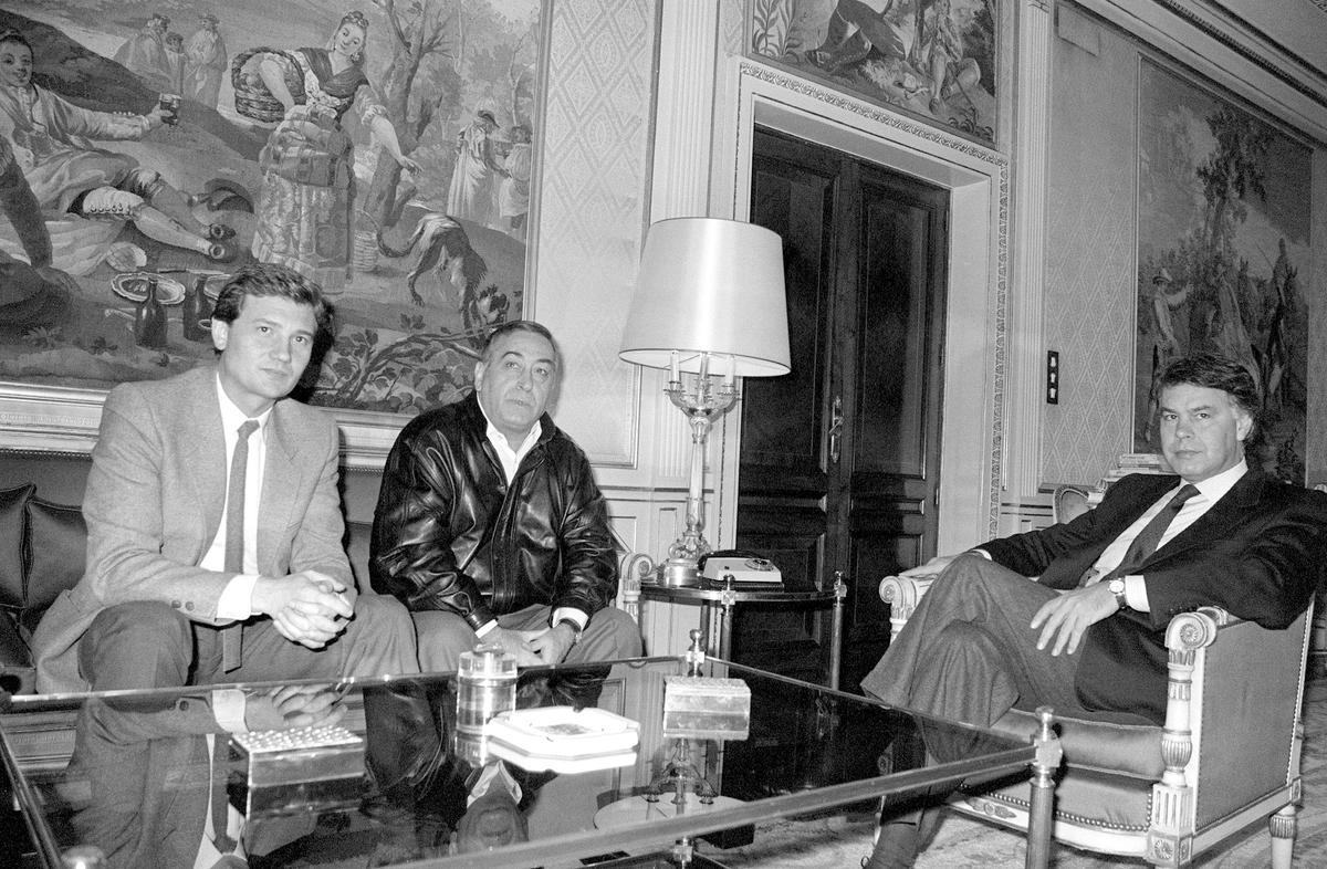 Nicolás Redondo, entre Antonio Gutiérrez (CCOO) y Felipe González, entonces presidente del Gobierno, en una reunión.