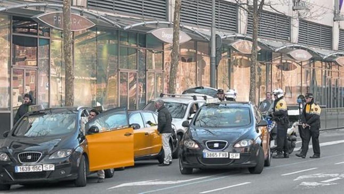 La Urbana interviene en una discusión entre taxistas frente a un hotel de la zona del Fòrum, el miércoles pasado. La Urbana interviene en una discusión entre taxistas frente a un hotel de la zona del Fòrum, el miércoles pasado.