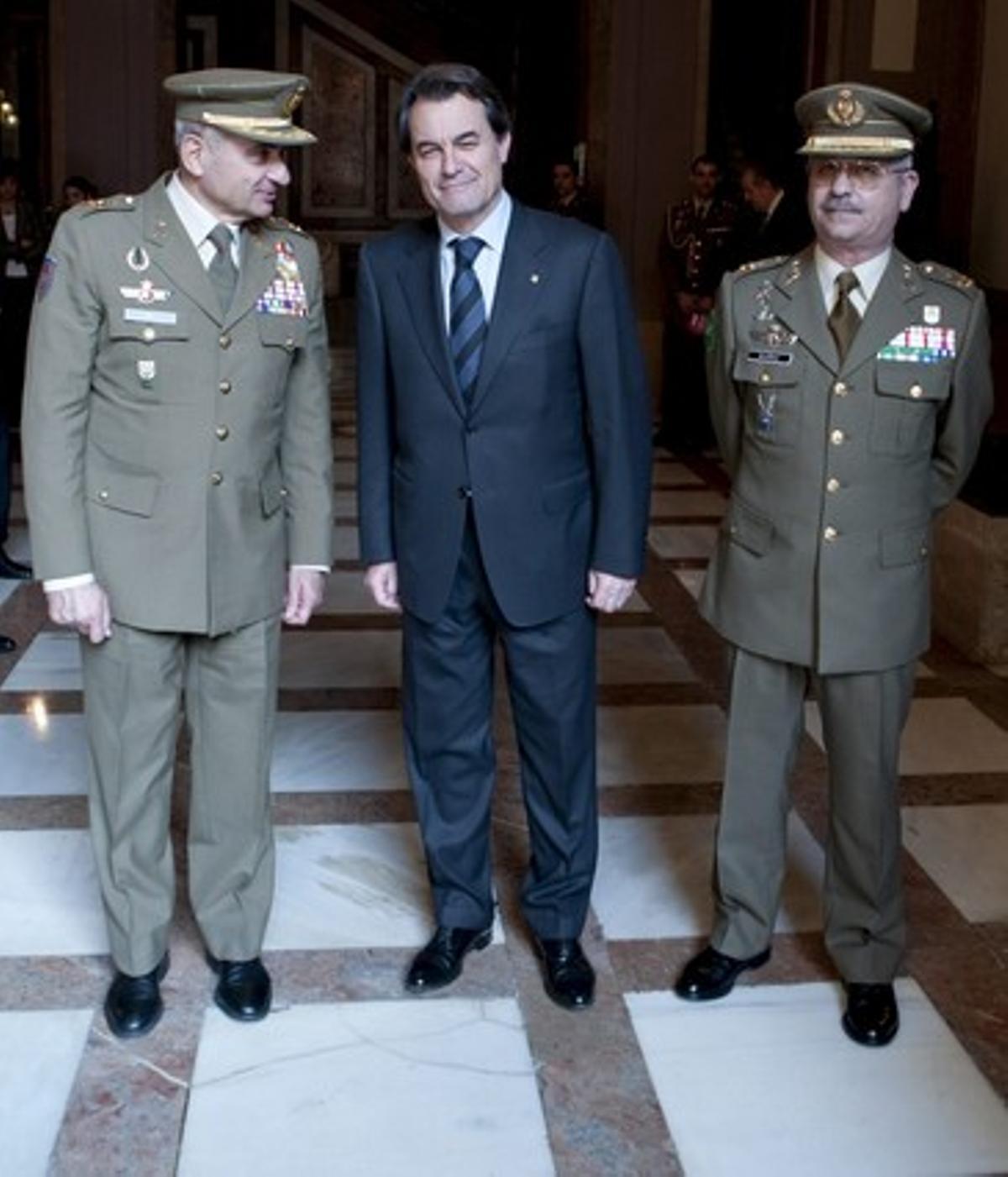 Artur Mas, entre el jefe del Estado Mayor del Ejército de Tierra, Fulgencio Coll (izquierda), y el inspector general del Ejército José Manuel Muñoz Muñoz, ayer con motivo de la presentación de un libro.