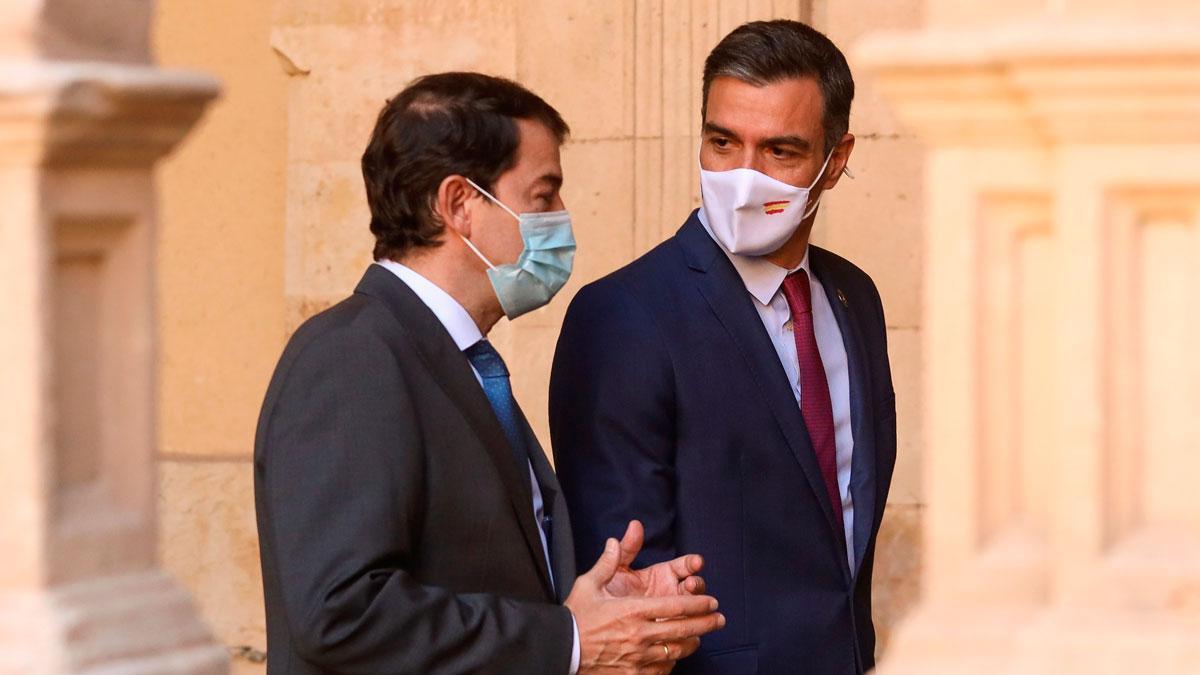 Sánchez anuncia la llegada de 3,4 millones de vacunas de Pfizer en agosto. En la foto, Alfonso Fernández Mañueco junto a Pedro Sánchez, en Salamanca.